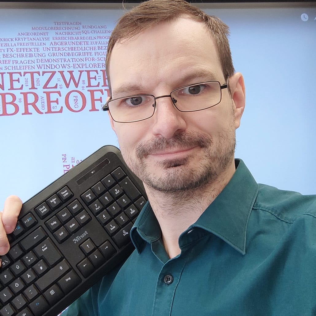 robert_steffens_03 Lehrer Robert Steffens mit einem Keyboard in der Hand