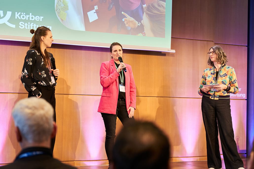 Die Veranstalterinnen auf der Bühne