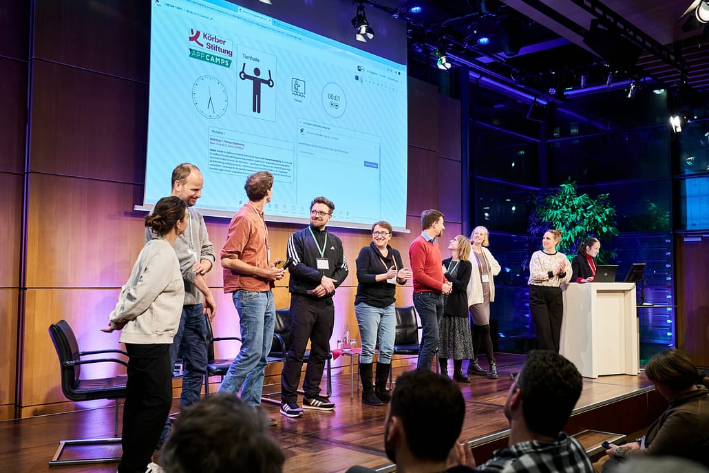 Lehrkräfte präsentieren auf der Bühne die Ergebnisse ihres Workshops