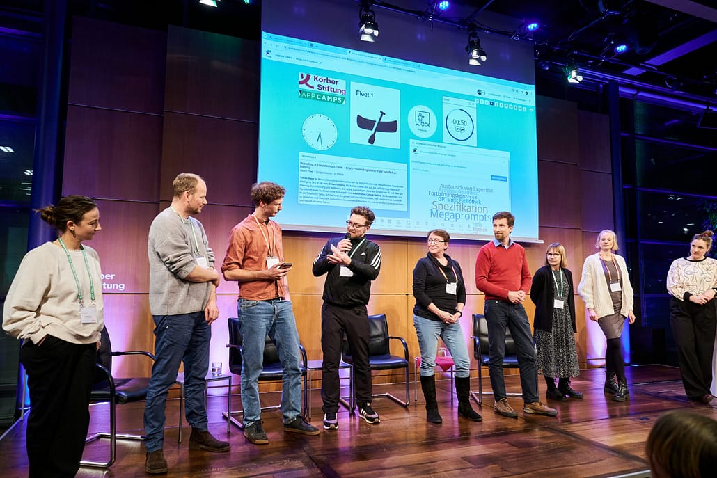 Lehrkräfte präsentieren auf der Bühne ihre Workshopergebnisse