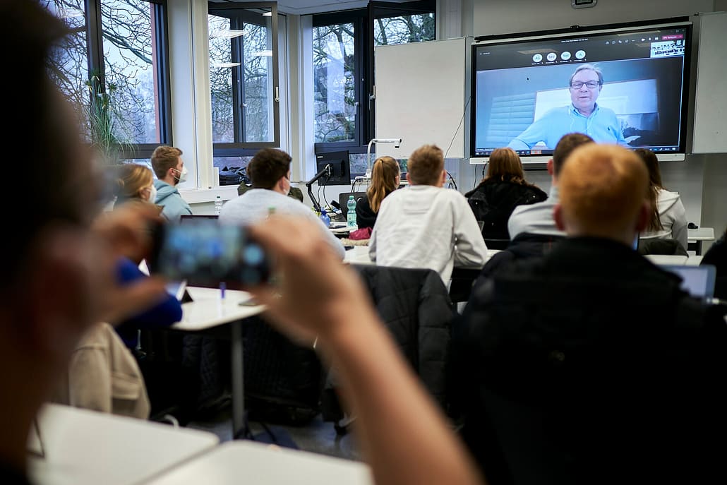 Class Chat Rheine Schülerinnen im Klassenraum