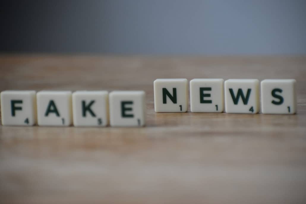 Buchstaben Schriftzug Fake News