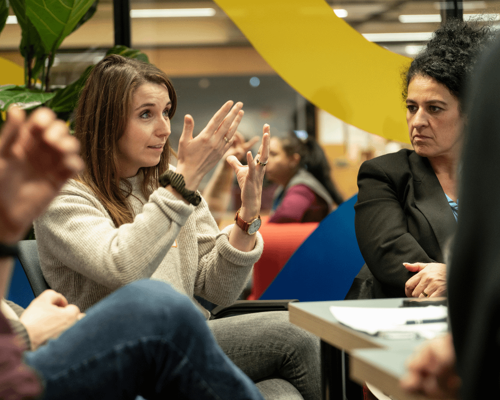 AI Learning Circle (2) Frau gestikulierend