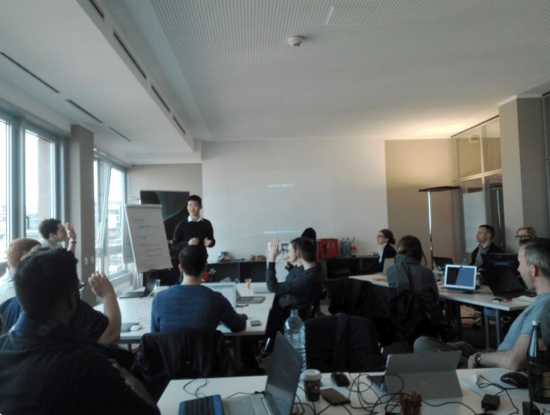 Felix besucht regelmäßig verschiedene Talks und Hackathons. Hier zu sehen: Ein Talk in Frankfurt.