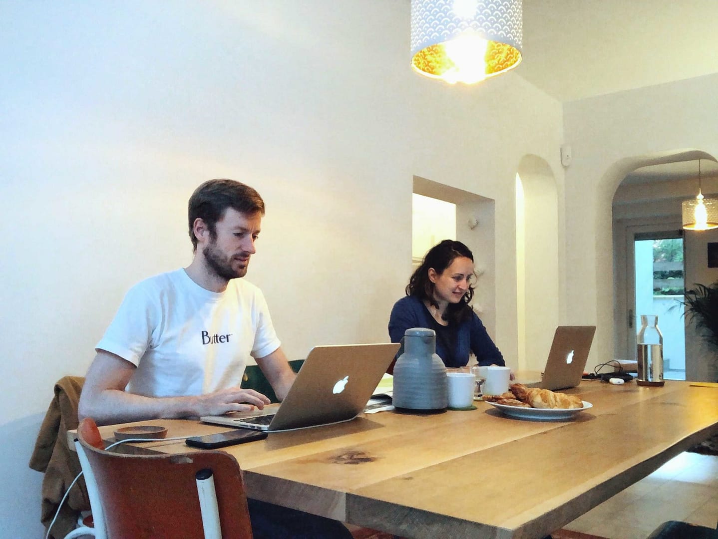 App Camps Team am Rechner und Schreibtisch