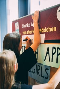 Technovation Girls Germany Mädchen in Projektarbeit Projekte in Teams zum Thema Programmieren Plakate
