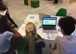 Mädchen lernen Programmieren