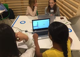 Mädchen lernen Programmieren
