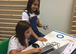 Mädchen lernen Programmieren