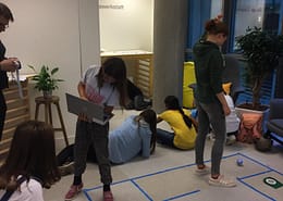 Mädchen lernen Programmieren