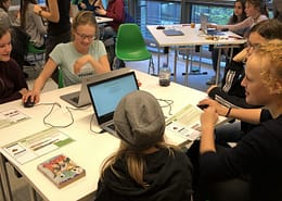 Mädchen lernen Programmieren
