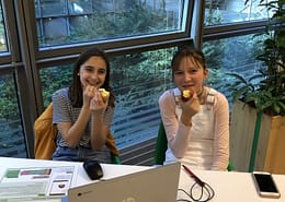 Mädchen lernen Programmieren