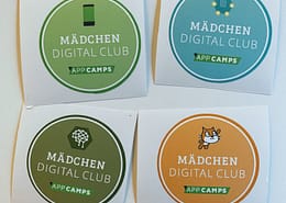 Mädchen lernen Programmieren