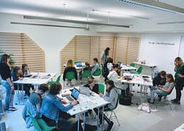 Mädchen lernen Programmieren