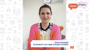 Frau mit buntem Pullover spricht in eine Kamera