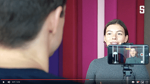 Reporter mit Interviewpartnerin