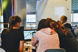Schüler arbeiten am Computer