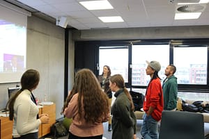 Schüler stehen vor Whiteboard
