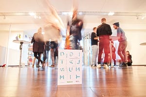 Flyer des Digital Summit 2020. Lehrer und Lehrerinnen auf einer Lehrerkonferenz zum Thema Digitalisierung
