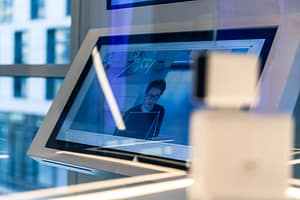 Mann auf Bildschirm zu erkennen im Showroom