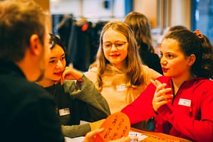 Technovtion Girls Germany Dialog Mädchen Programmieren in Partnerarbeit