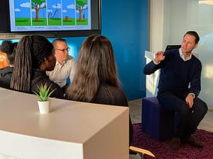 Jugendliche sprechen mit IT-Abteilung