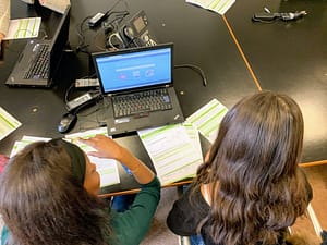Schüler arbeiten am Computer