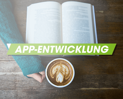 Buch und Kaffe mit Hand