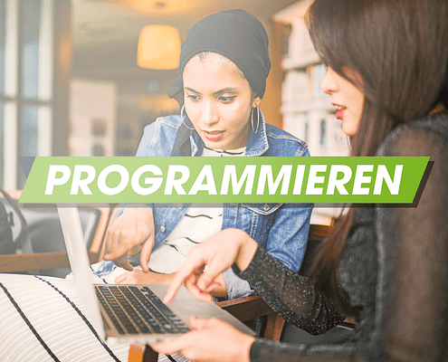2 Frauen vor einem Rechner