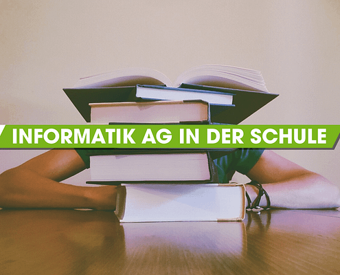 Mensch vor Bücherturm