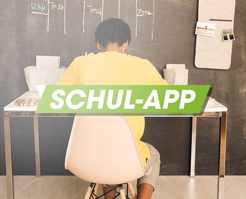 Kind an einem Schreibtisch