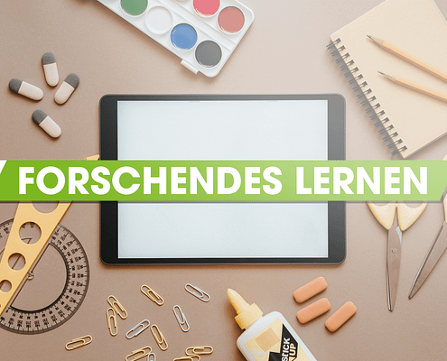 Schreibtisch mit Schere, Papier, Klammern,...
