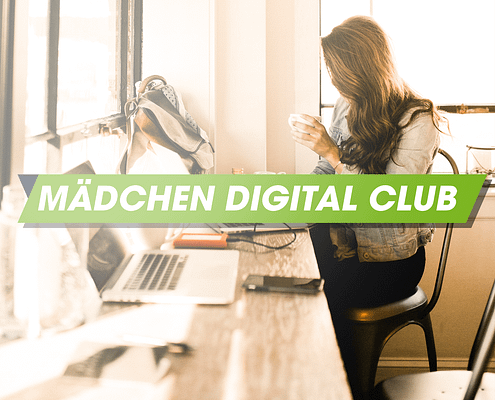 Mädchen mit digitalen Geräten an einem Schreibtisch