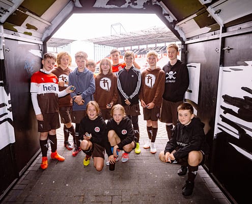 im Spielertunnel Kinder im Millerntor Spielertunnel