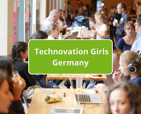 Menschen an einem langen Tisch, Text Technocation Girls Germany