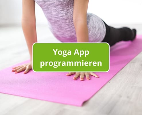 Frau auf einer Yoga Matte im Heraufschauenden Hund