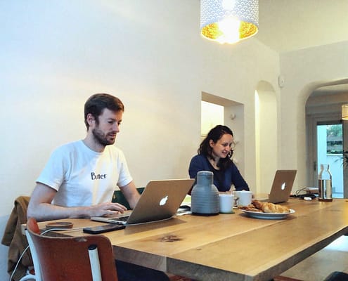 App Camps Team am Rechner und Schreibtisch