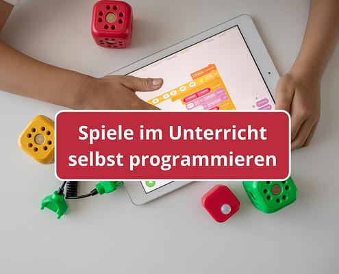 Kinderhand an einem Tablet mit Blöcken, die es programmiert