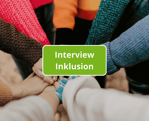 Viele Arme und Hände in verschiedenen Farben, die sich treffen. Text Interview Inklusion.