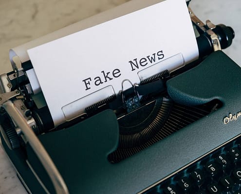 Fake News eingespannt in einer alten Schreibmaschine