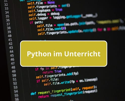 Python Code auf einem schwarzen Bildschirm, davor Schrift "Python im Unterricht"
