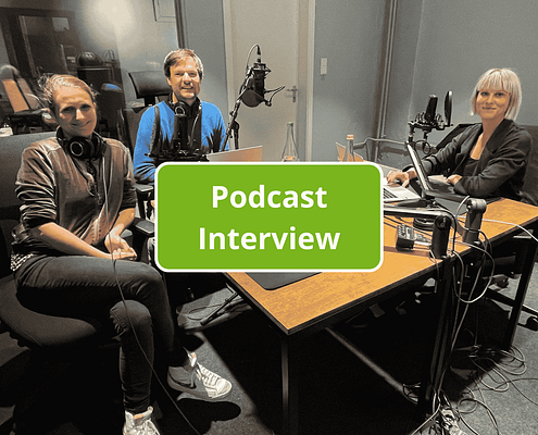 3 Menschen an einem Tisch zur Podcast -Aufnahme