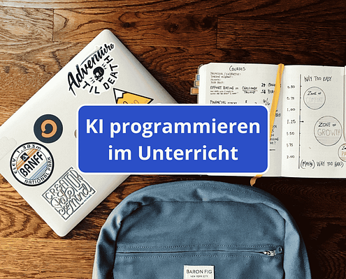 Laptop, Notizbuch und Rucksack auf einem Tisch, Schrift KI im Unterricht