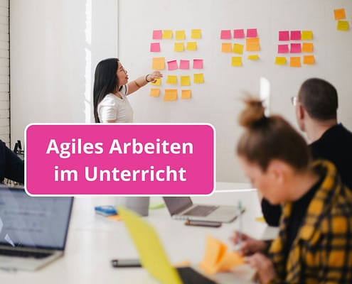 Agiles Arbeiten illustriert an einem Kanban Board mit Klebezetteln und Menschen