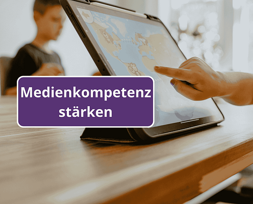 Zwei Kinder am Laptop mit einer App, Text Medienkompetenz stärken