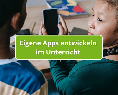 Mädchen mit Smartphone in der Hand, Text eigene Apps entwickeln im Unterricht