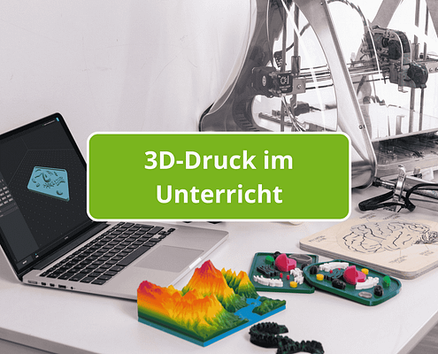 3D-Objekte ausgedruckt auf einem Schreibtisch