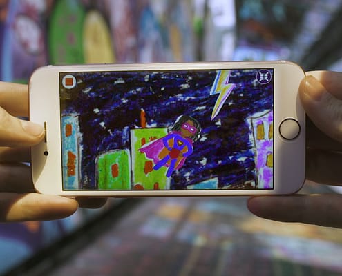 Eine Person spielt ein Superhelden Projekt, das mit OctoStudio entwickelt wurde.