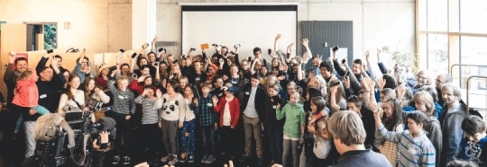Gruppenbild mit winkenden Menschen