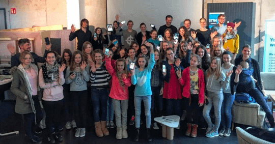 Gruppenbild Mädchen mit Handys